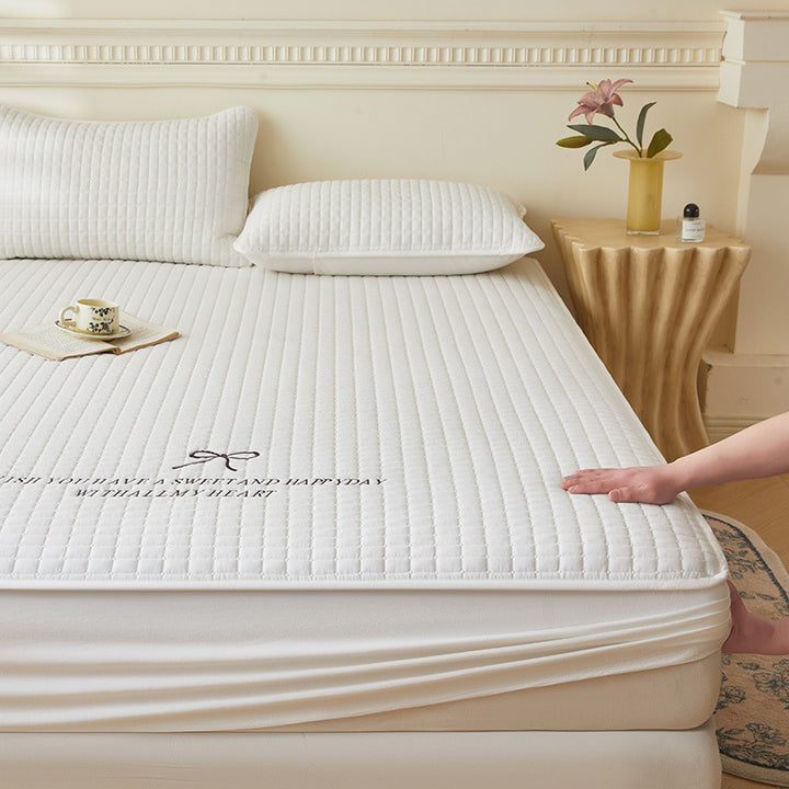 Cotton fitted sheet with quilting, butterflies