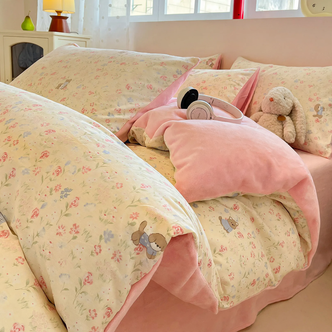 Winter bedding made of milk fiber fleece with playful patterns