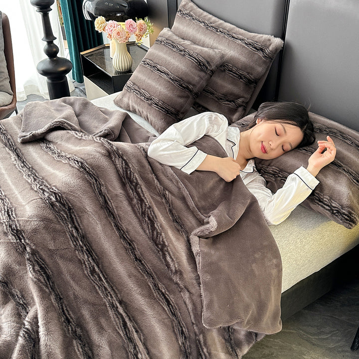 Luxurious faux fur throw blanket, extra soft and warming