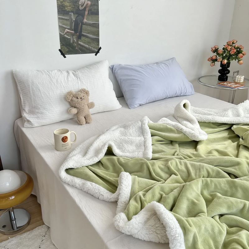 Double-sided cuddle blanket, milk fiber fleece and lamb fleece imitation