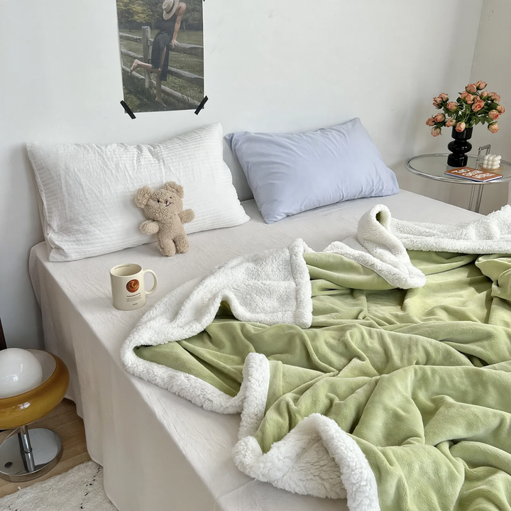 Double-sided cuddle blanket, milk fiber fleece and lamb fleece imitation