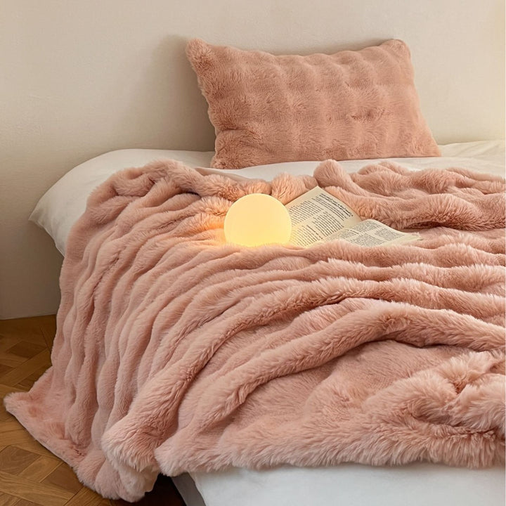 Fluffy cuddly blanket in faux fur look