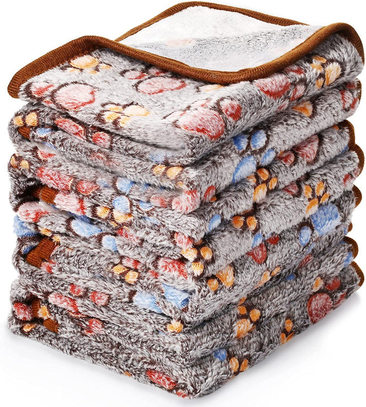 Pet mat made of fleece, paw and bone pattern