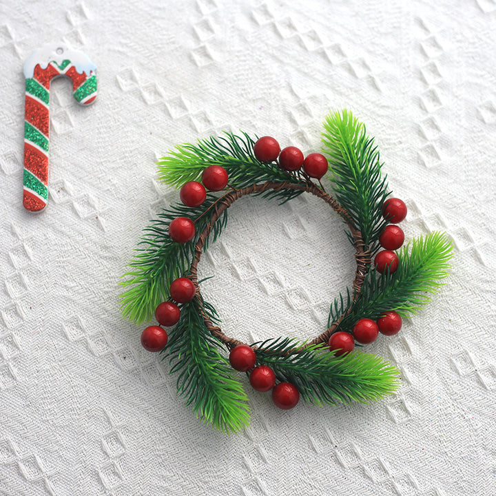 Christmas wreath with pine needles and red berries, 18 cm