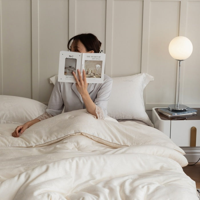 Versatile all-year blanket with antibacterial filling