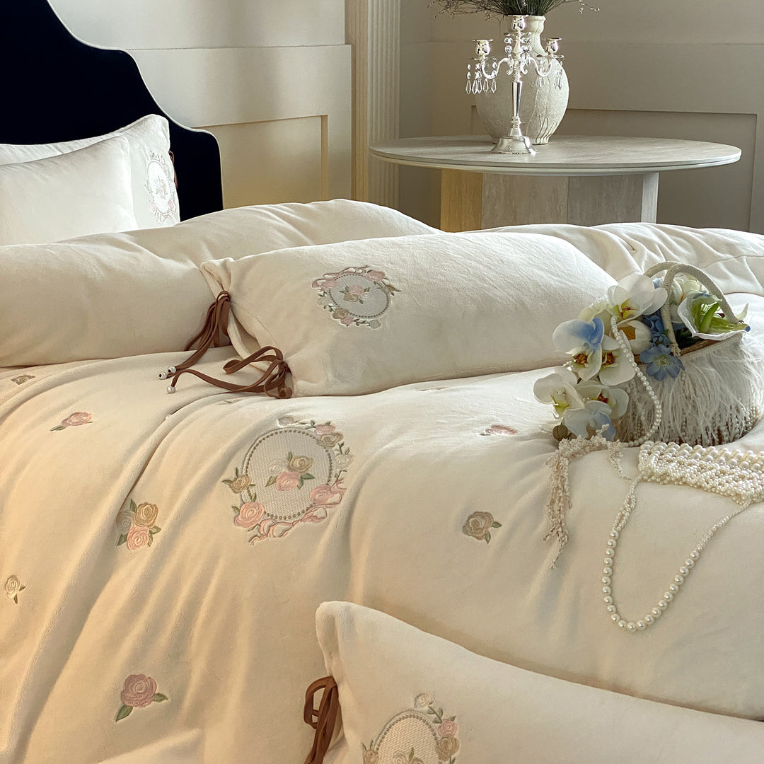 Princess-style bedding made of milk fiber fleece with embroidery