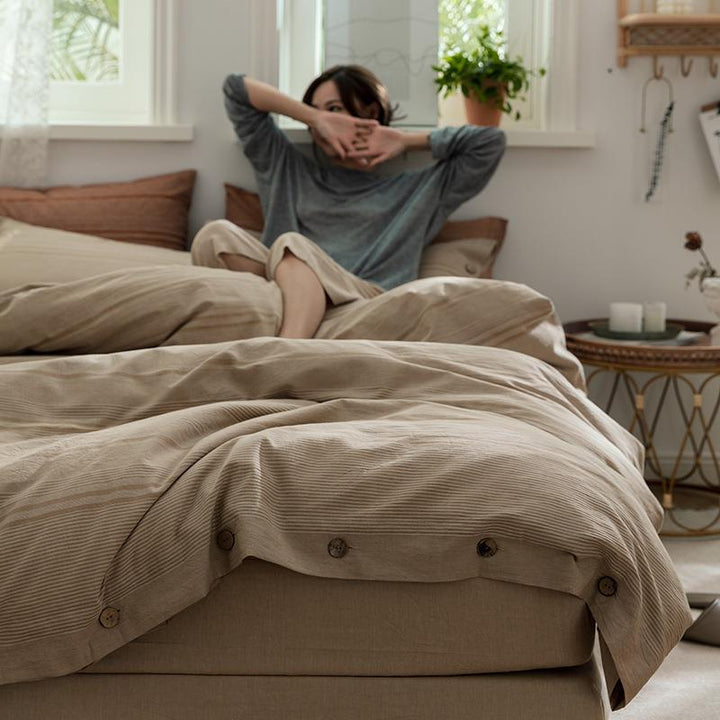Linen bedding set with button closure