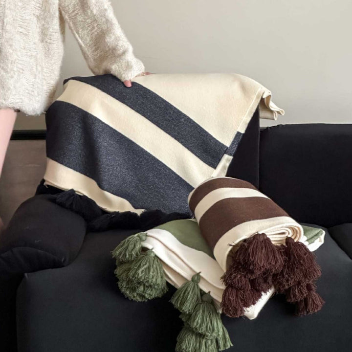 Synthetic fiber throw blanket with fringes, 130 x 160 cm