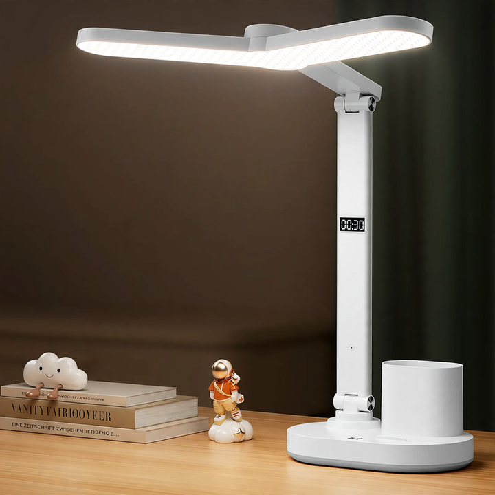 Full spectrum desk lamp for eye-friendly working