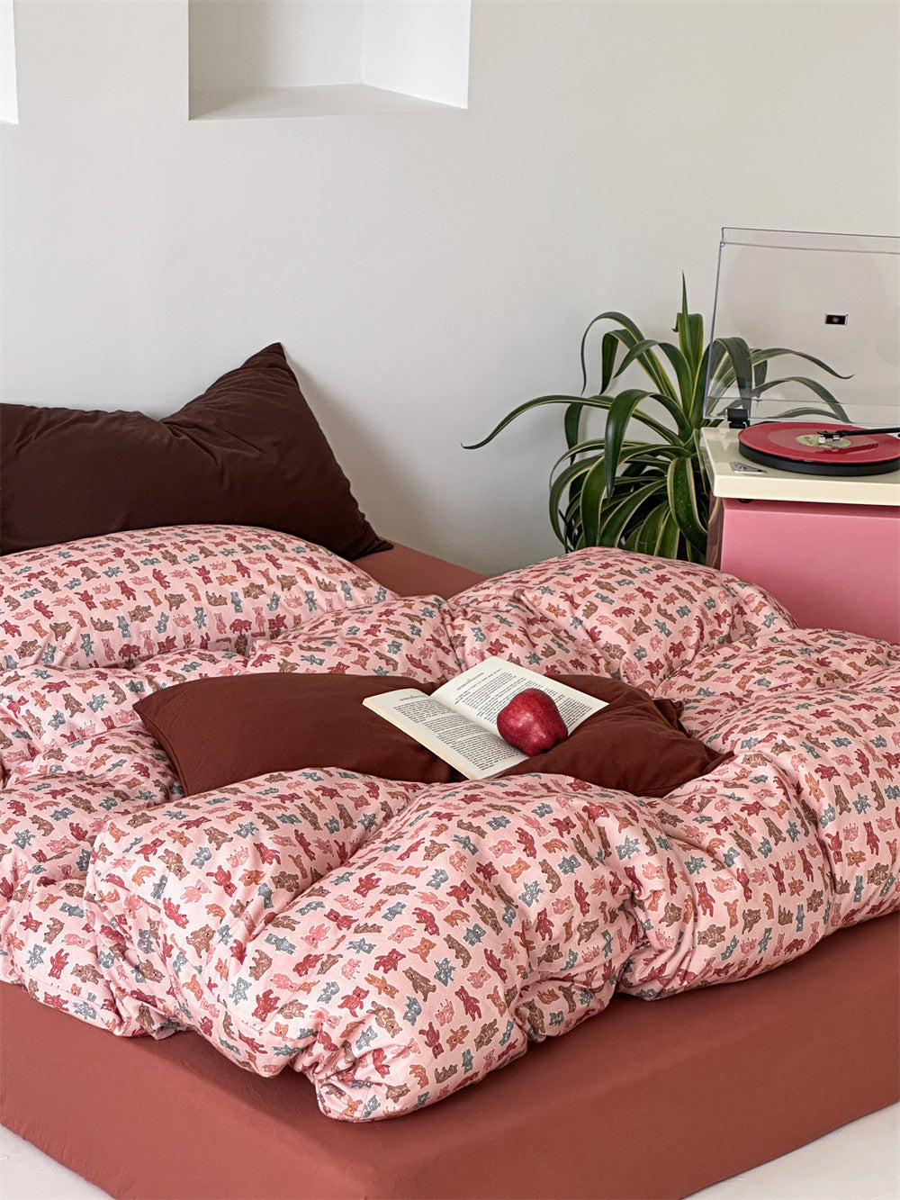 Soft knit bedding set made of cotton with animal motifs