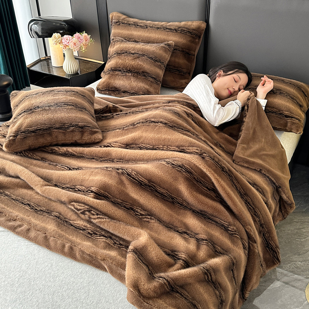 Luxurious faux fur throw blanket, extra soft and warming