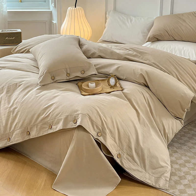 Duvet cover set made of washed cotton with button closure