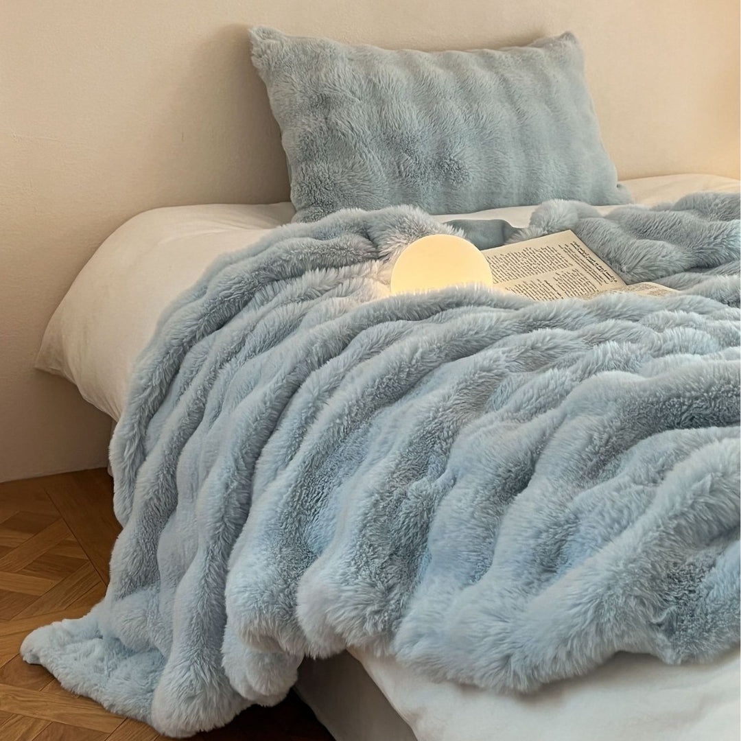 Fluffy cuddly blanket in faux fur look