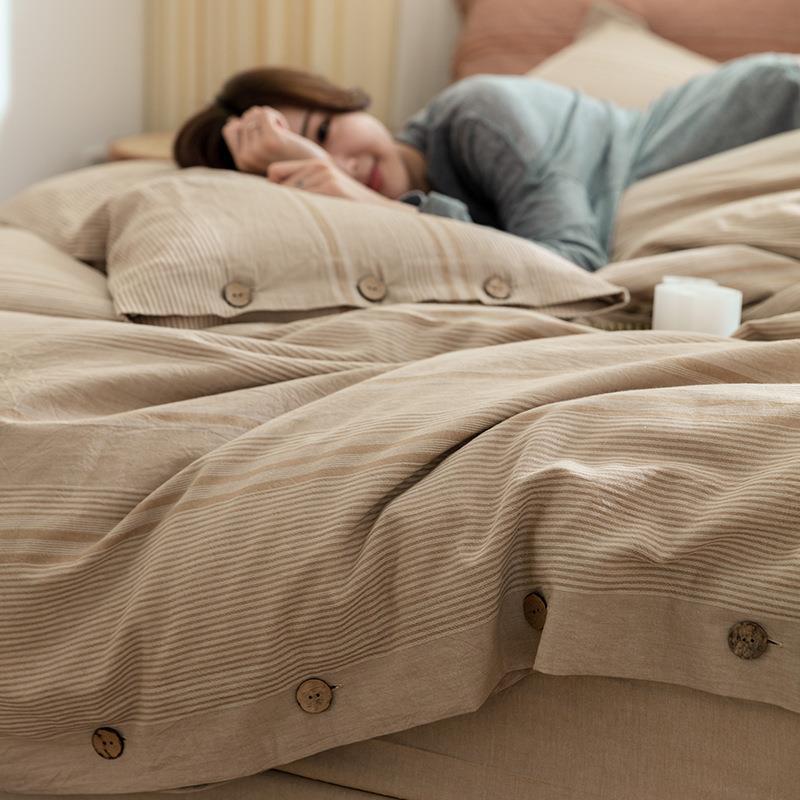 Linen bedding set with button closure