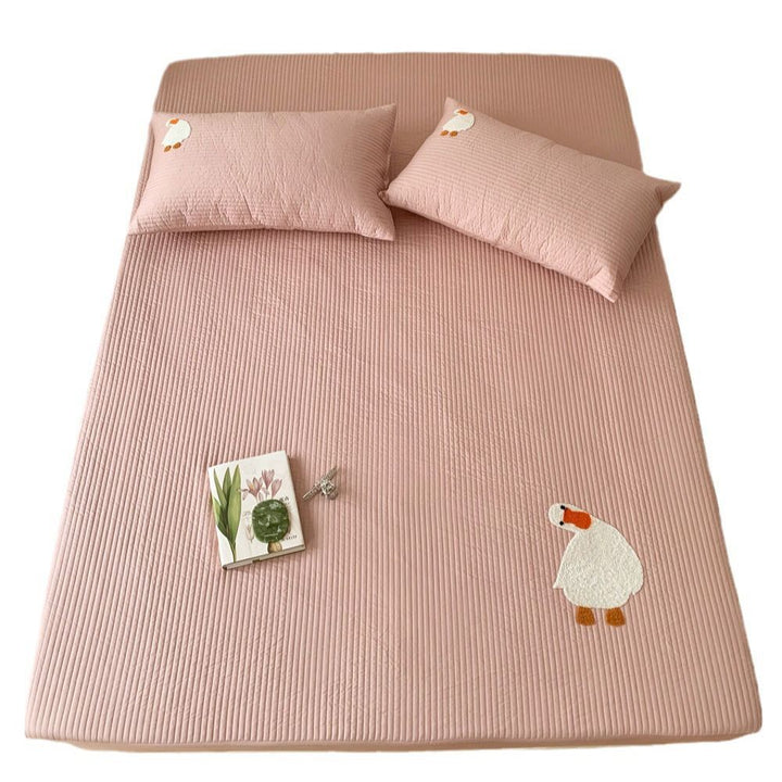 Quilted cotton fitted sheet with cartoon embroidery