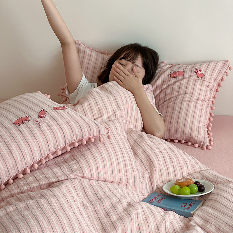 Cotton bedding set with pompom trim