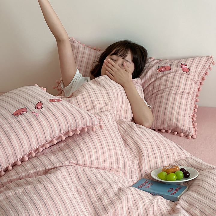 Cotton bedding set with pompom trim