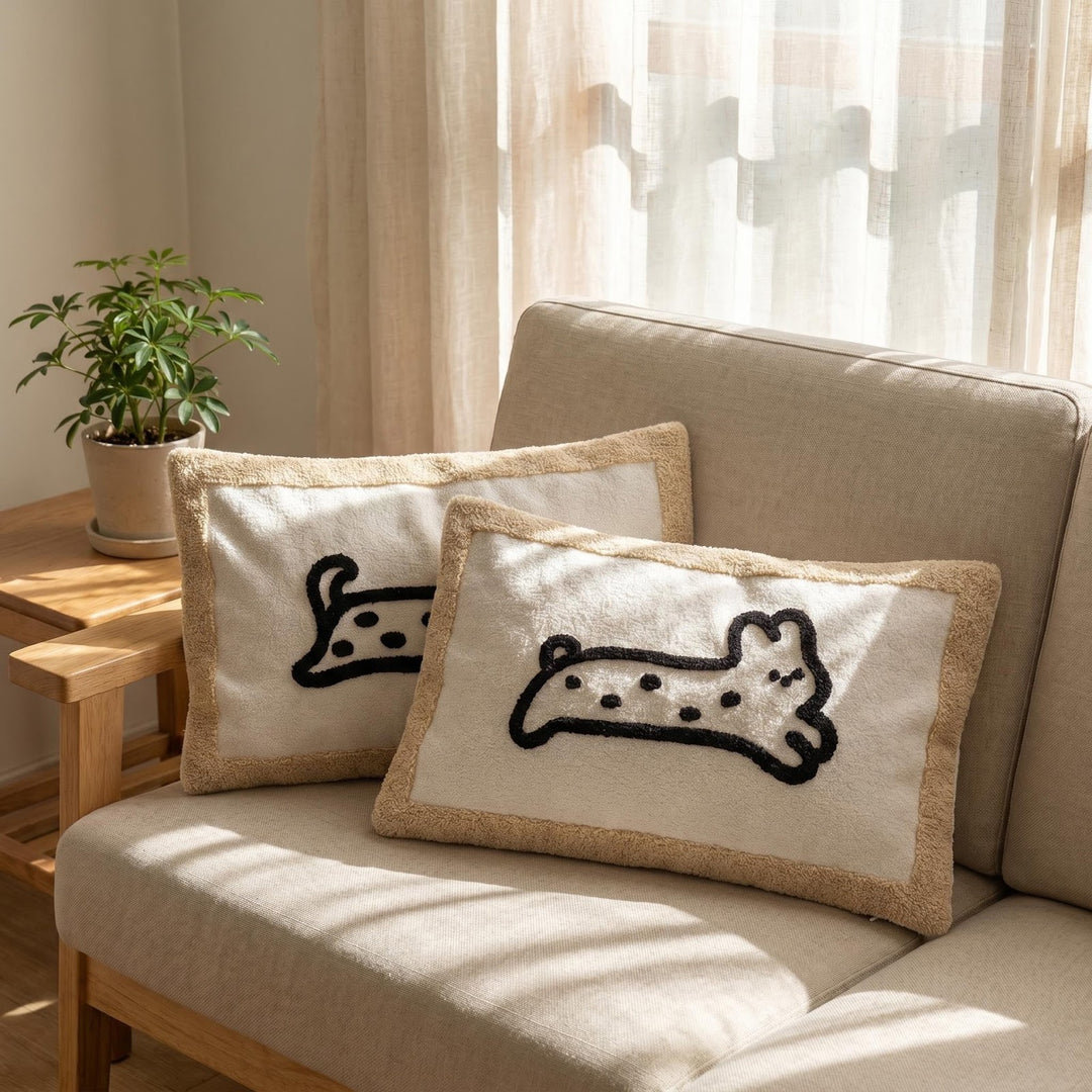 Lumbar pillows with animal motifs, polyester, with tassels