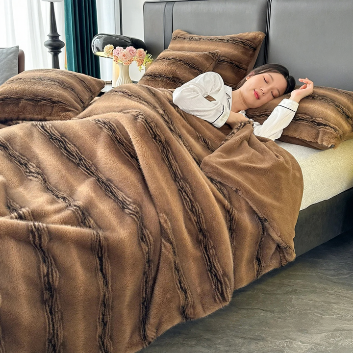 Luxurious faux fur throw blanket, extra soft and warming