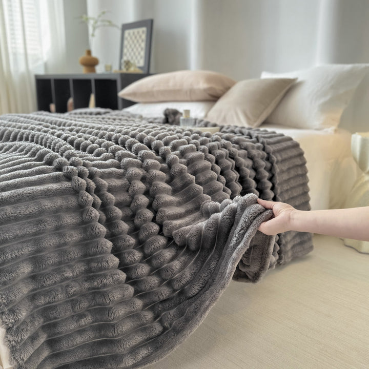 Luxurious flannel blanket made of rabbit fur imitation