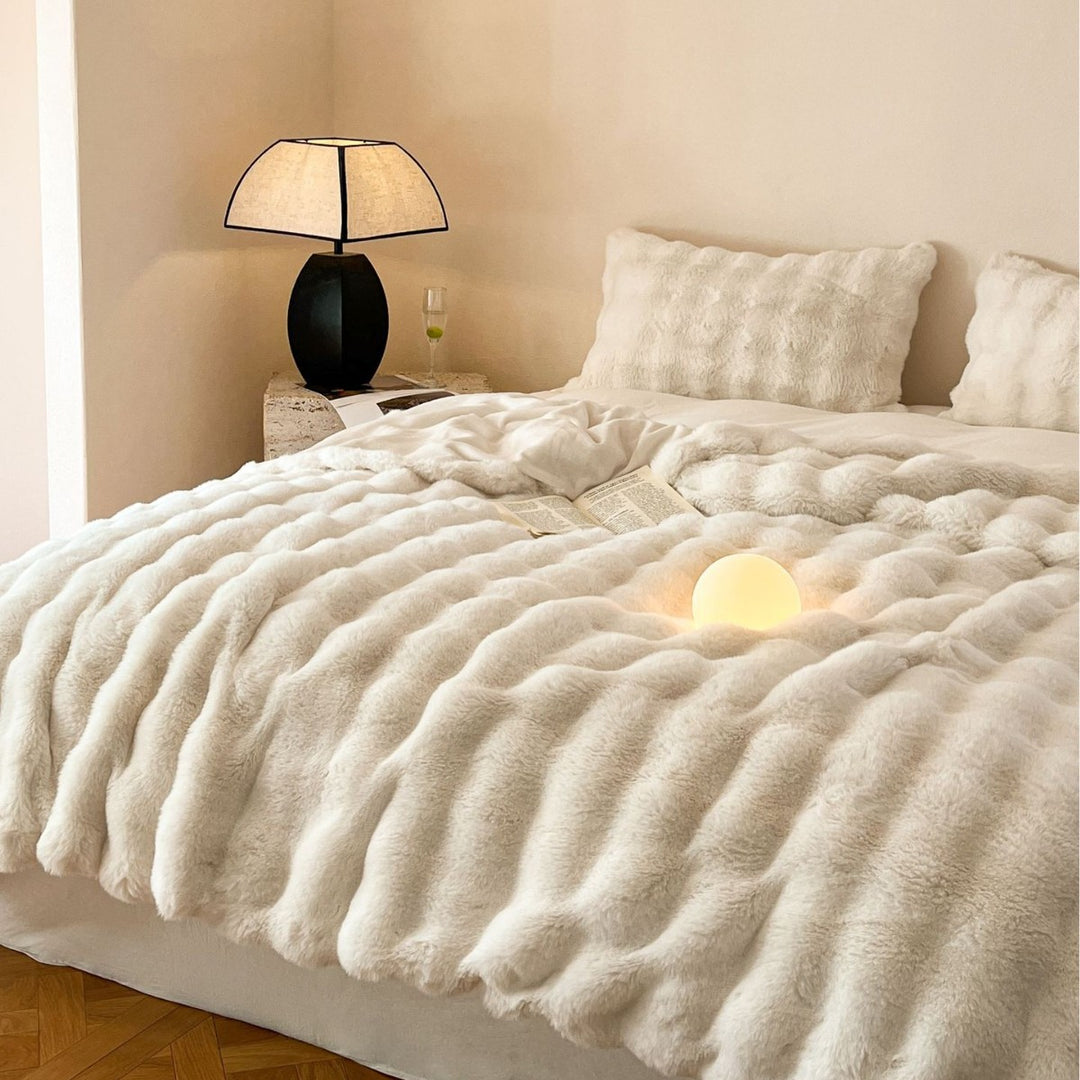 Fluffy cuddly blanket in faux fur look