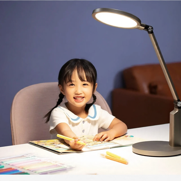Full spectrum desk lamp for students