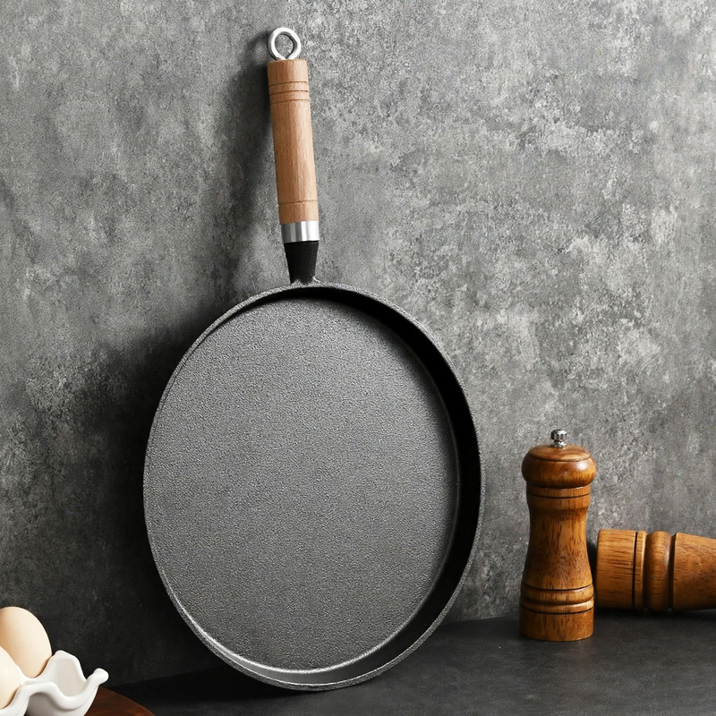 Cast iron pan, flat bottom