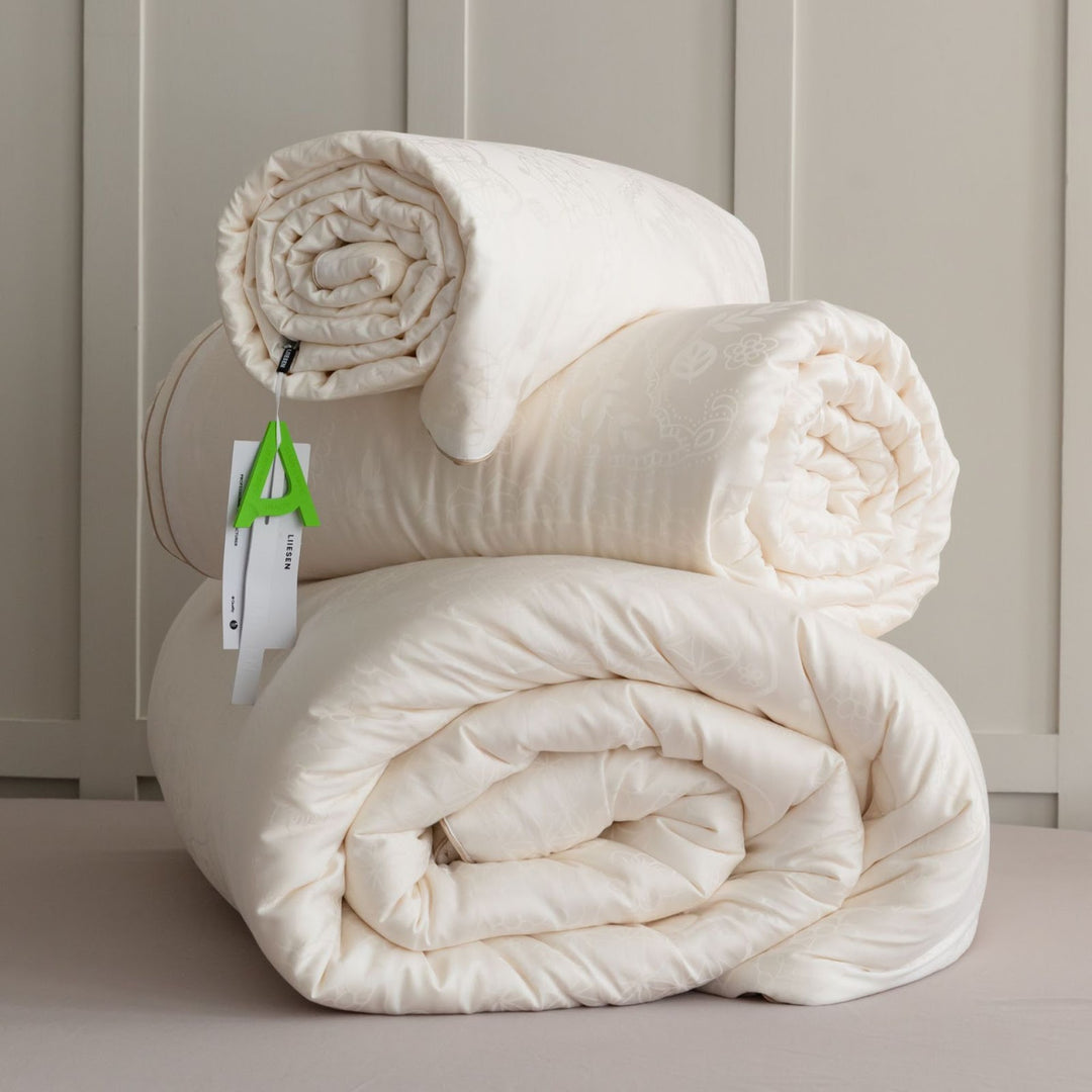 Versatile all-year blanket with antibacterial filling