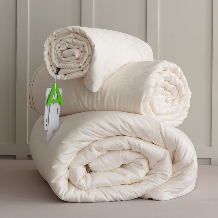 Versatile all-year blanket with antibacterial filling