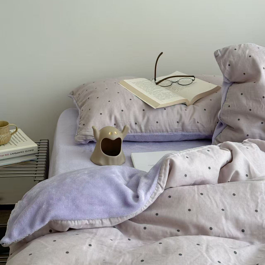 Warm bedding set with polka dot pattern, milk fiber fleece