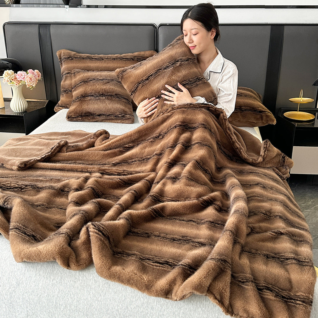 Luxurious faux fur throw blanket, extra soft and warming