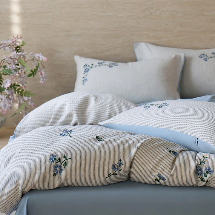 High-quality cotton bedding set with striped pattern