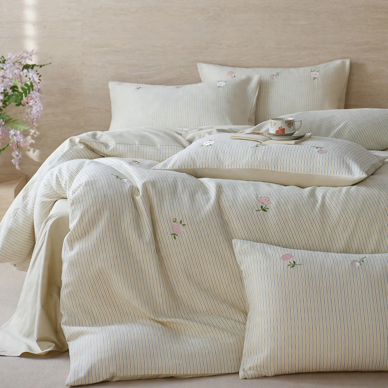 Cotton bedding set with jacquard embroidery