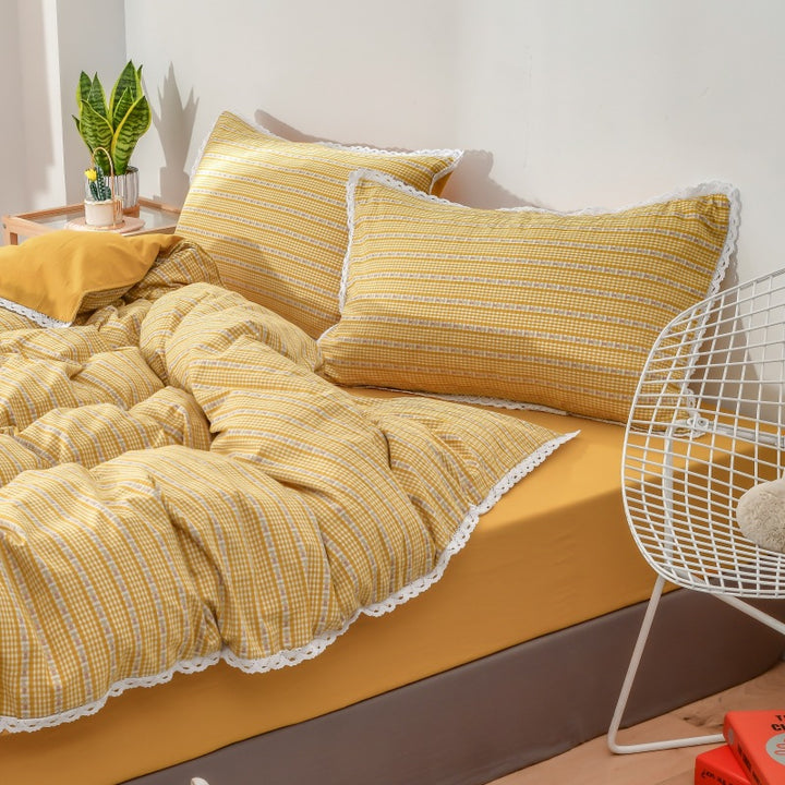 Bedding set in linen look with fine Vichy check and lace border