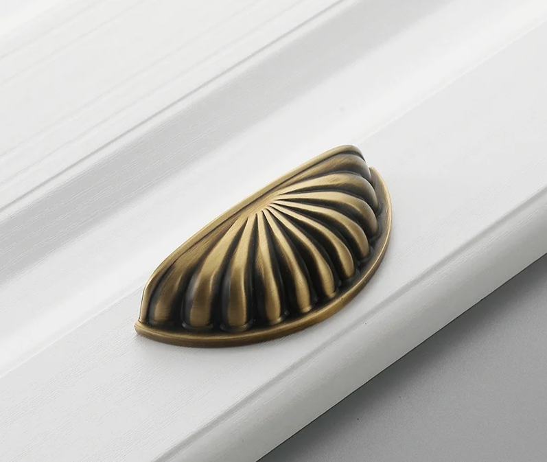 Bronvella ArcRetro Furniture Handle in Antique Copper Stornfield