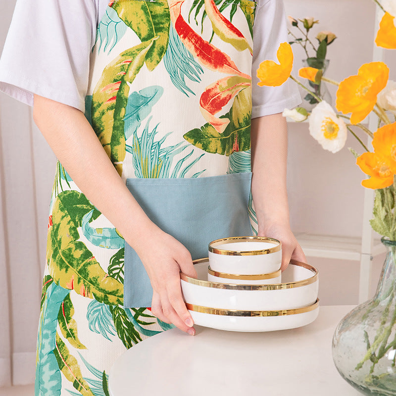 Kitchen apron with patch pocket and adjustable straps