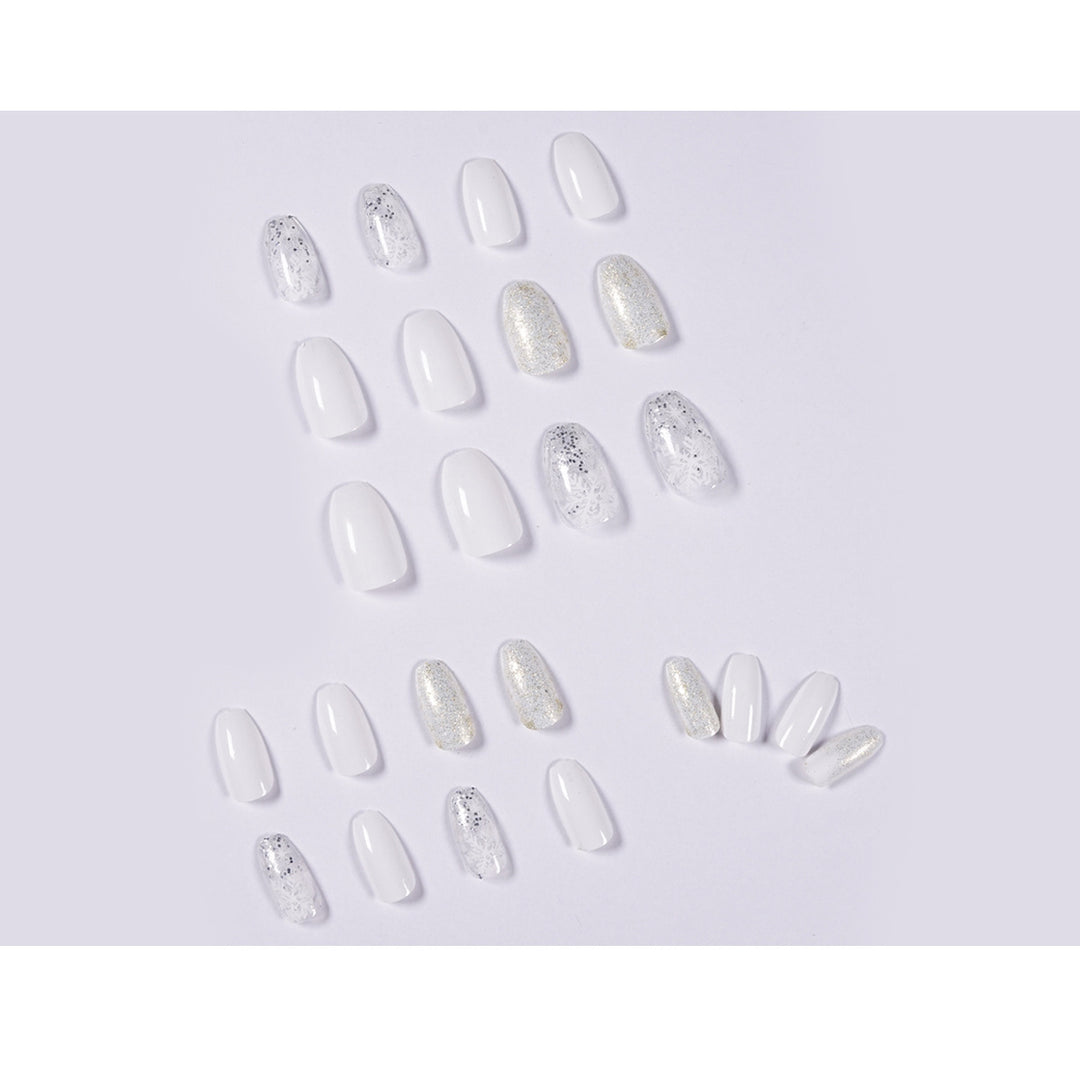 Glamorous nail art with winter motif Stornfield