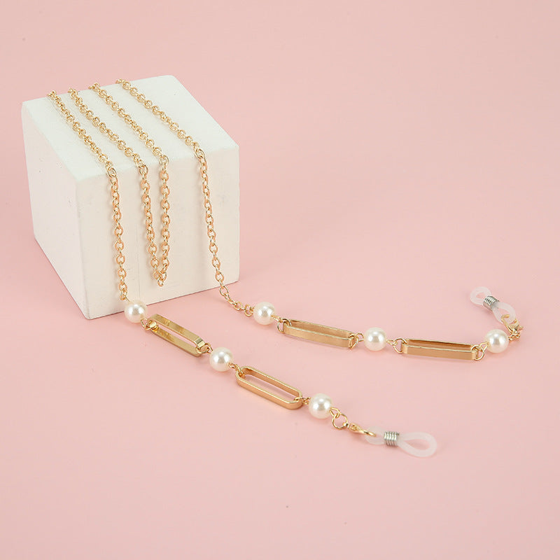 Elegant Gold-Linked Eyewear Chain Stornfield