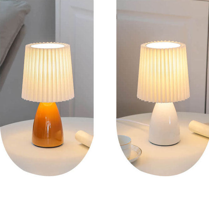 Stornfield | Lampe de table rétro scandinave avec abat-jour plissé et base en verre