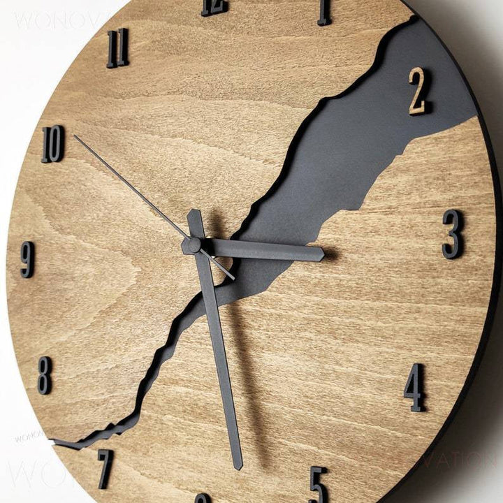 Stornfield | RusticEdge – Horloge mural unique avec surface en bois fissuré et élégance rustique