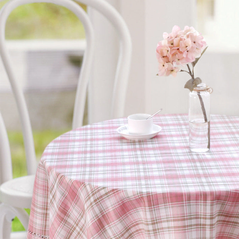 Round easy-care tablecloth in classic check pattern with fine linen texture