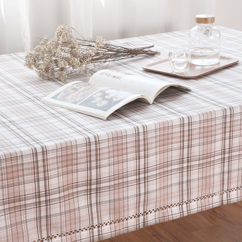 Round easy-care tablecloth in classic check pattern with fine linen texture