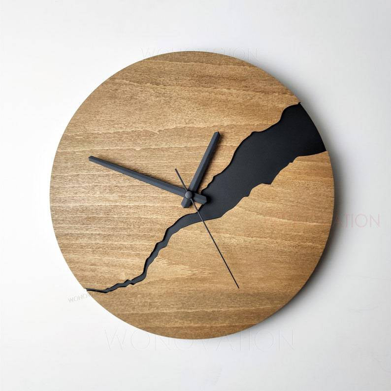 Stornfield | RusticEdge – Horloge mural unique avec surface en bois fissuré et élégance rustique