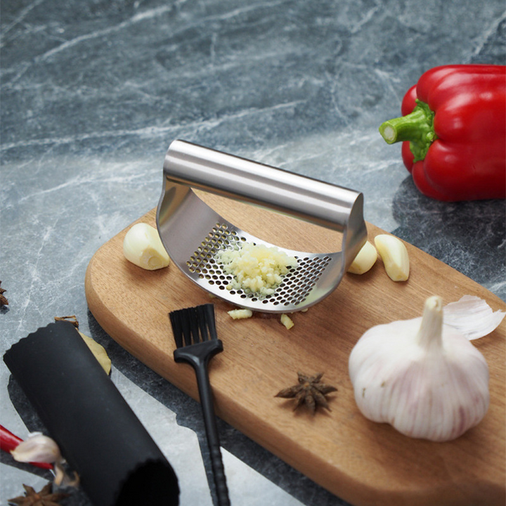 Manual stainless steel garlic press | Stornfield