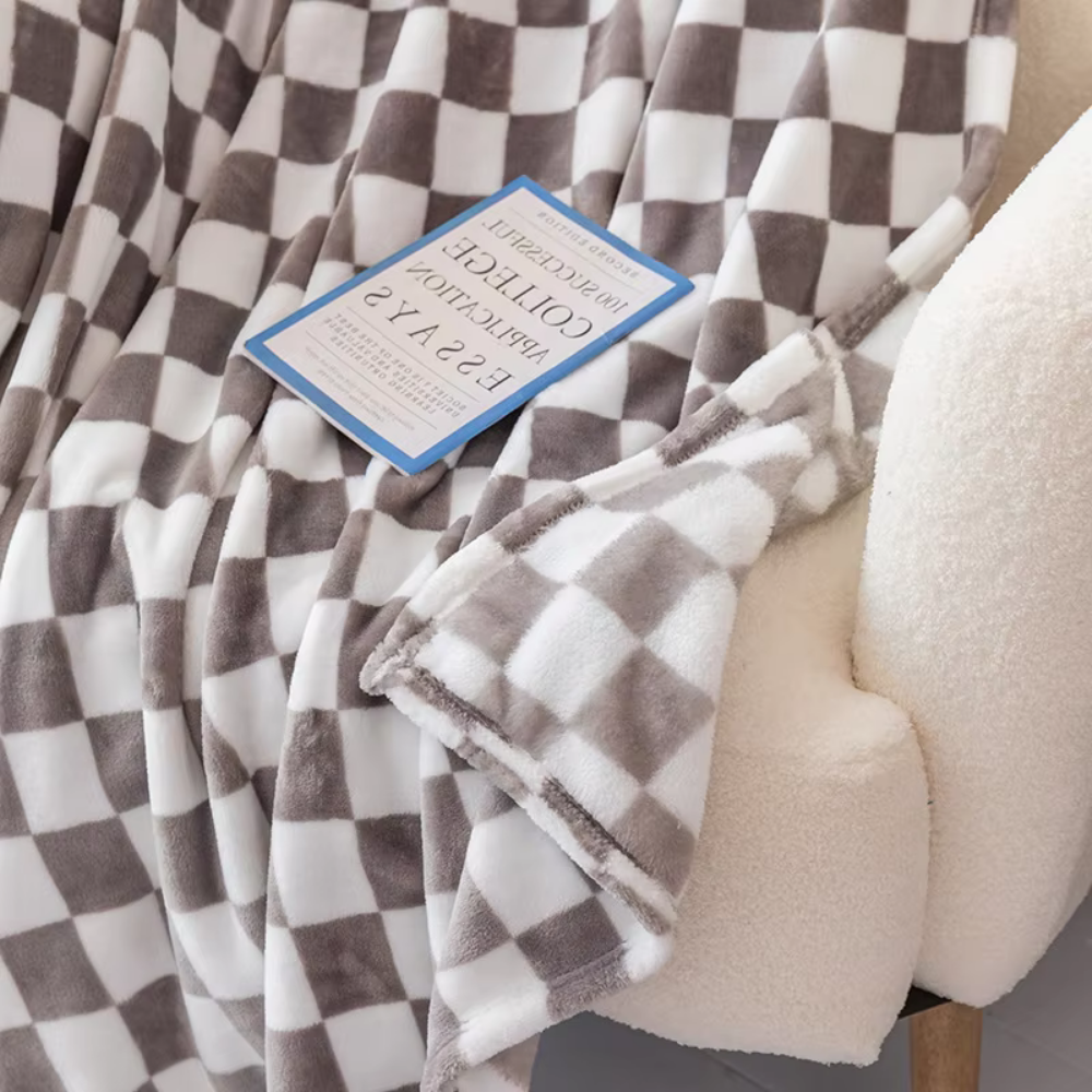 Stornfield | Stylish blanket in checkered pattern for your home