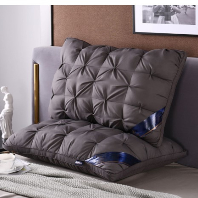 Ergonomic neck pillow with 3D quilting | Stornfield