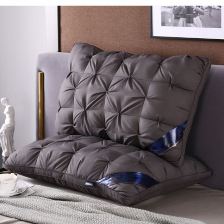 Ergonomic neck pillow with 3D quilting | Stornfield