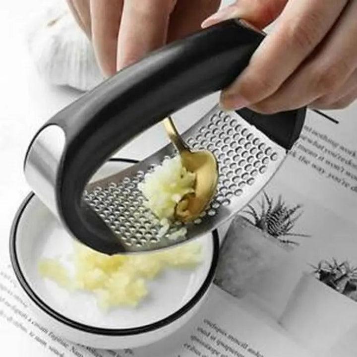 Simple manual garlic press | Stornfield
