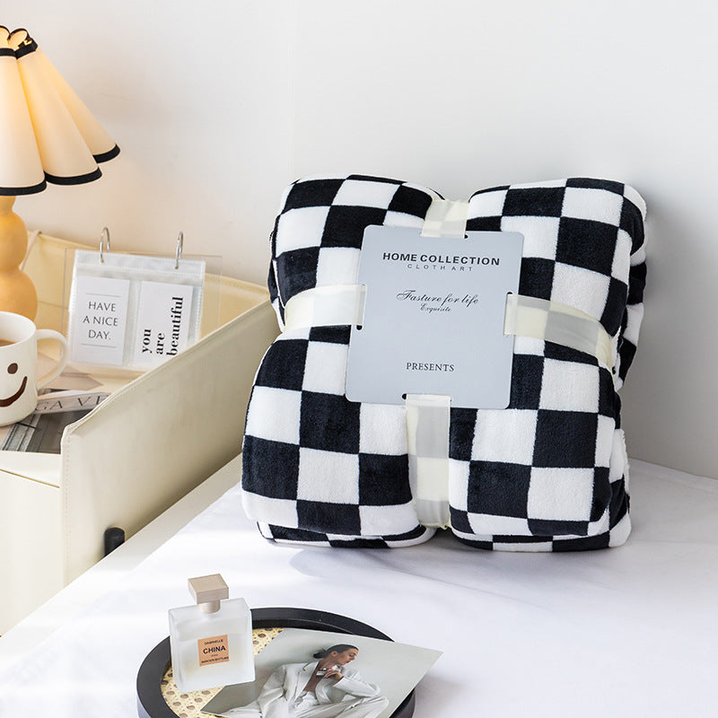 Stornfield | Stylish blanket in checkered pattern for your home