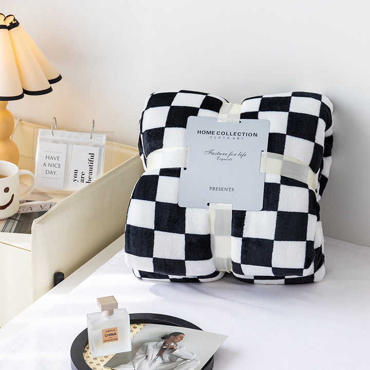 Stornfield | Stylish blanket in checkered pattern for your home